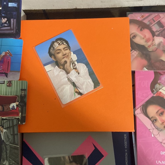 7 kpop albums 3 bts 2 txt 2 itzy - Picture 3 of 7